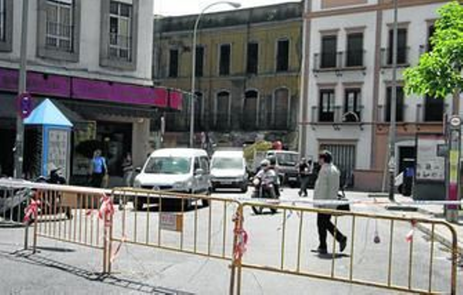 Las vallas cortan la calle Jáuregui al tráfico desde el pasado jueves.