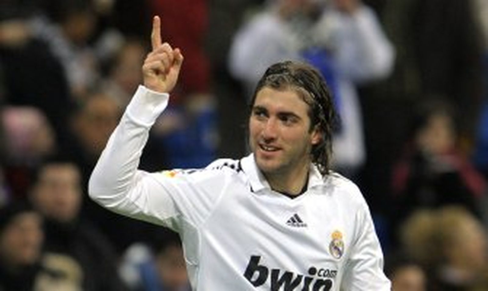 Real Madrid-Racing (1-0): Un gol de Higuaín da otro sobrio triunfo al Madrid