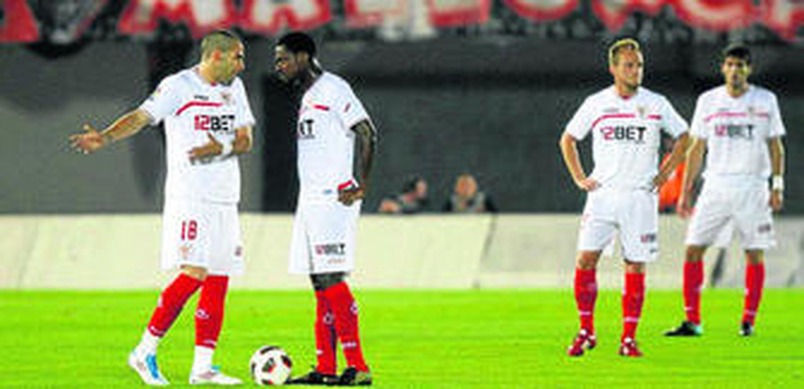 Negredo y Romaric dialogan antes de sacar de centro tras el primer gol del Mallorca.