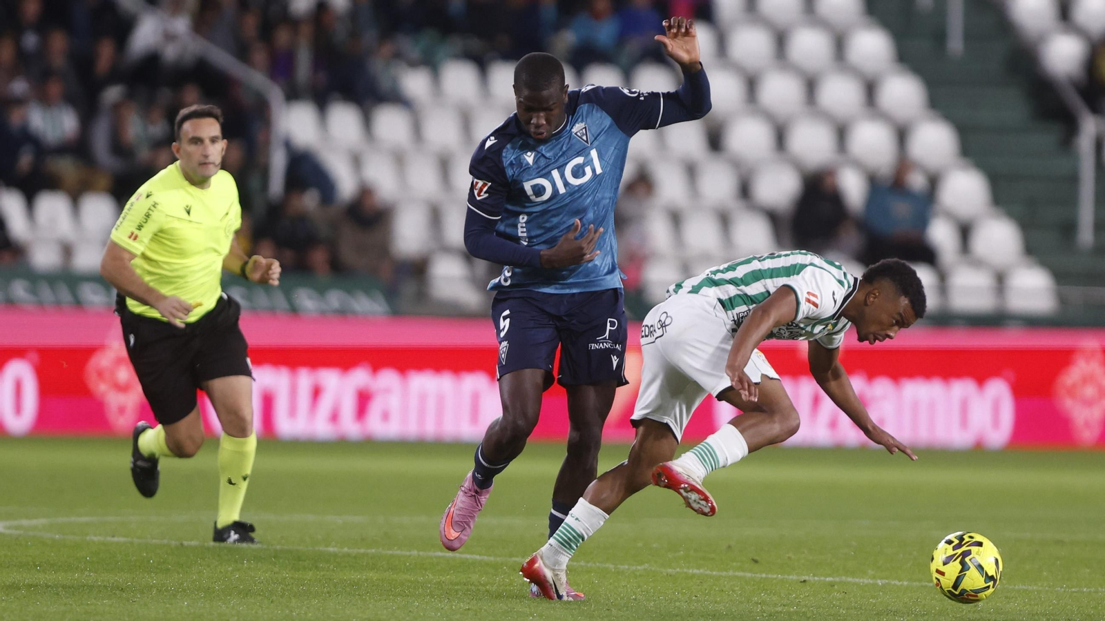 Dalisson sale trastabillado de un duelo con Diakité en el Córdoba CF - Cádiz CF.