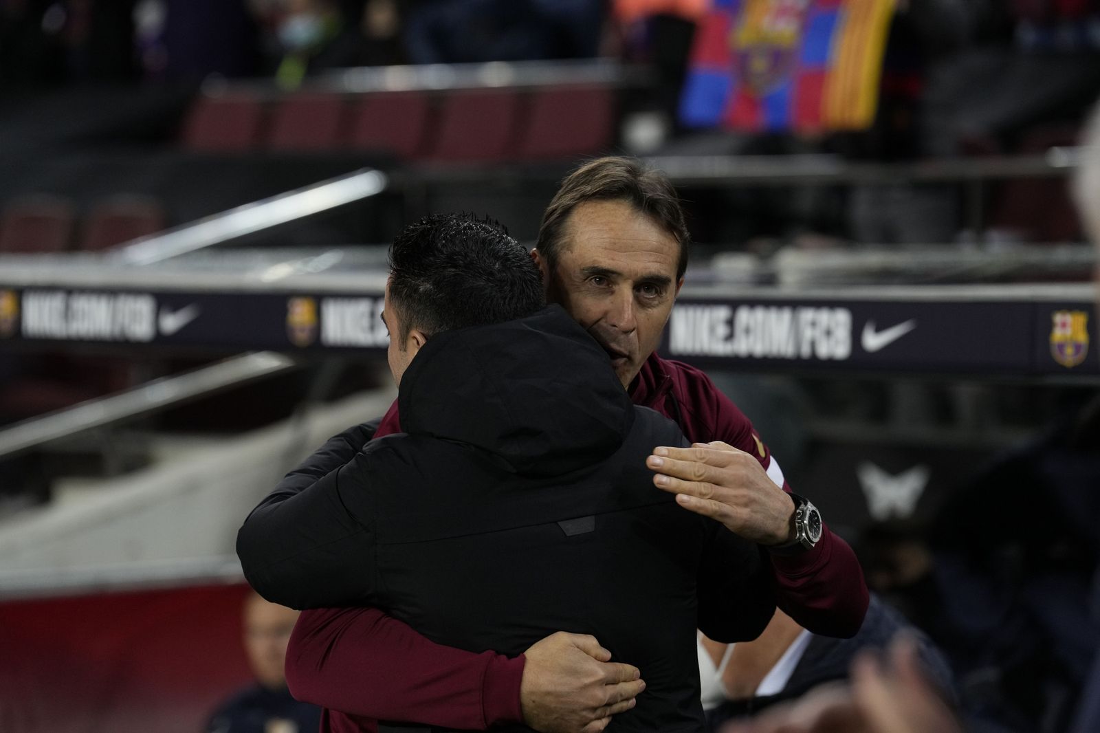 Lopetegui y Xavi se saludan al inicio del partido.