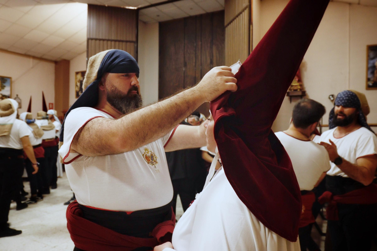 Imágenes de la salida del Amor en la Semana Santa de Chiclana 2025