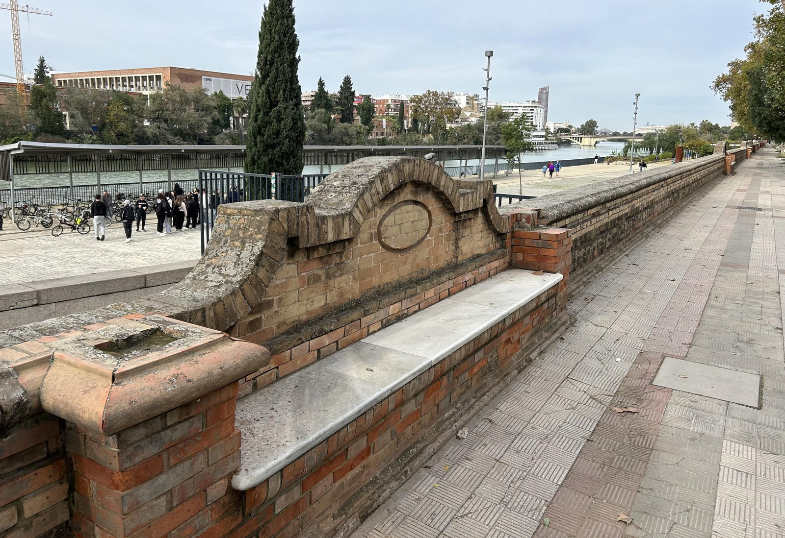 Abandono en los bancos del Paseo de las Delicias
