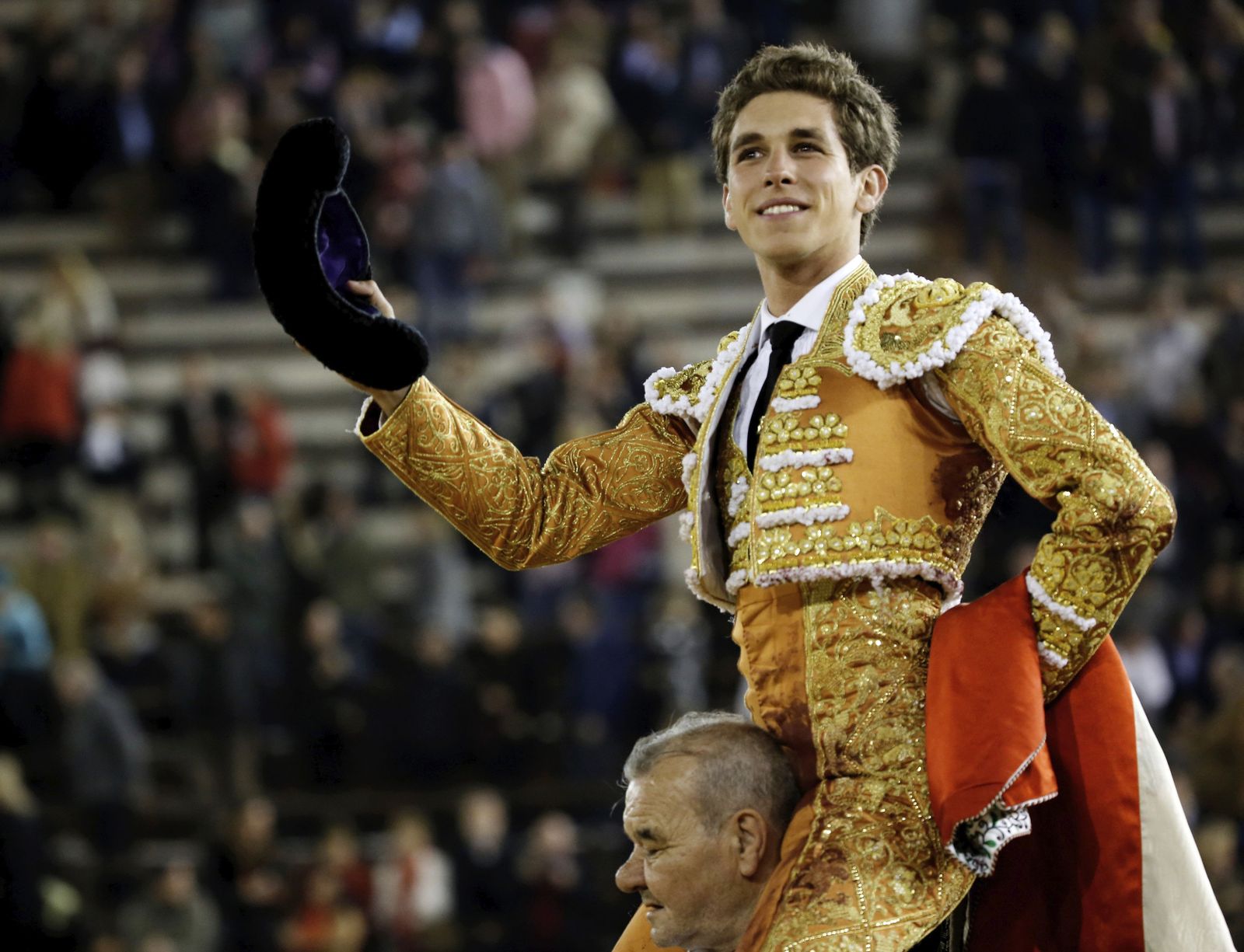 Ginés Marín, en su salida a hombros de la plaza de toros de Valencia.