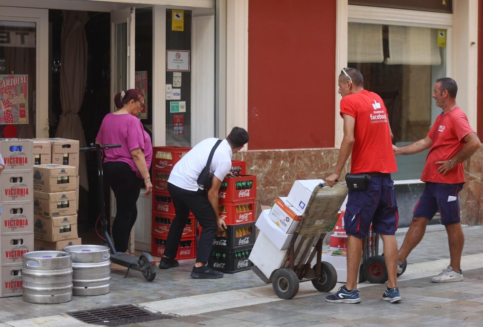 Los bares del Centro de Málaga cargan provisiones para la Feria