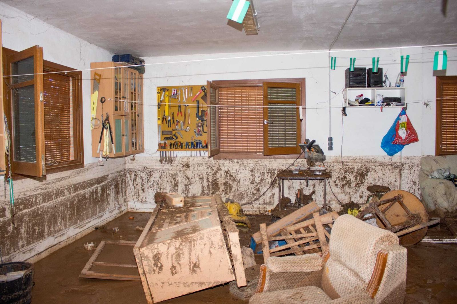 Fotos: la familia que tuvo que salir de su casa buceando por la tormenta en Granada
