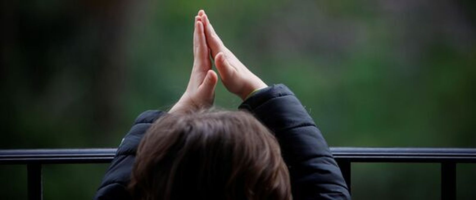 Un niño se asoma a un balcón