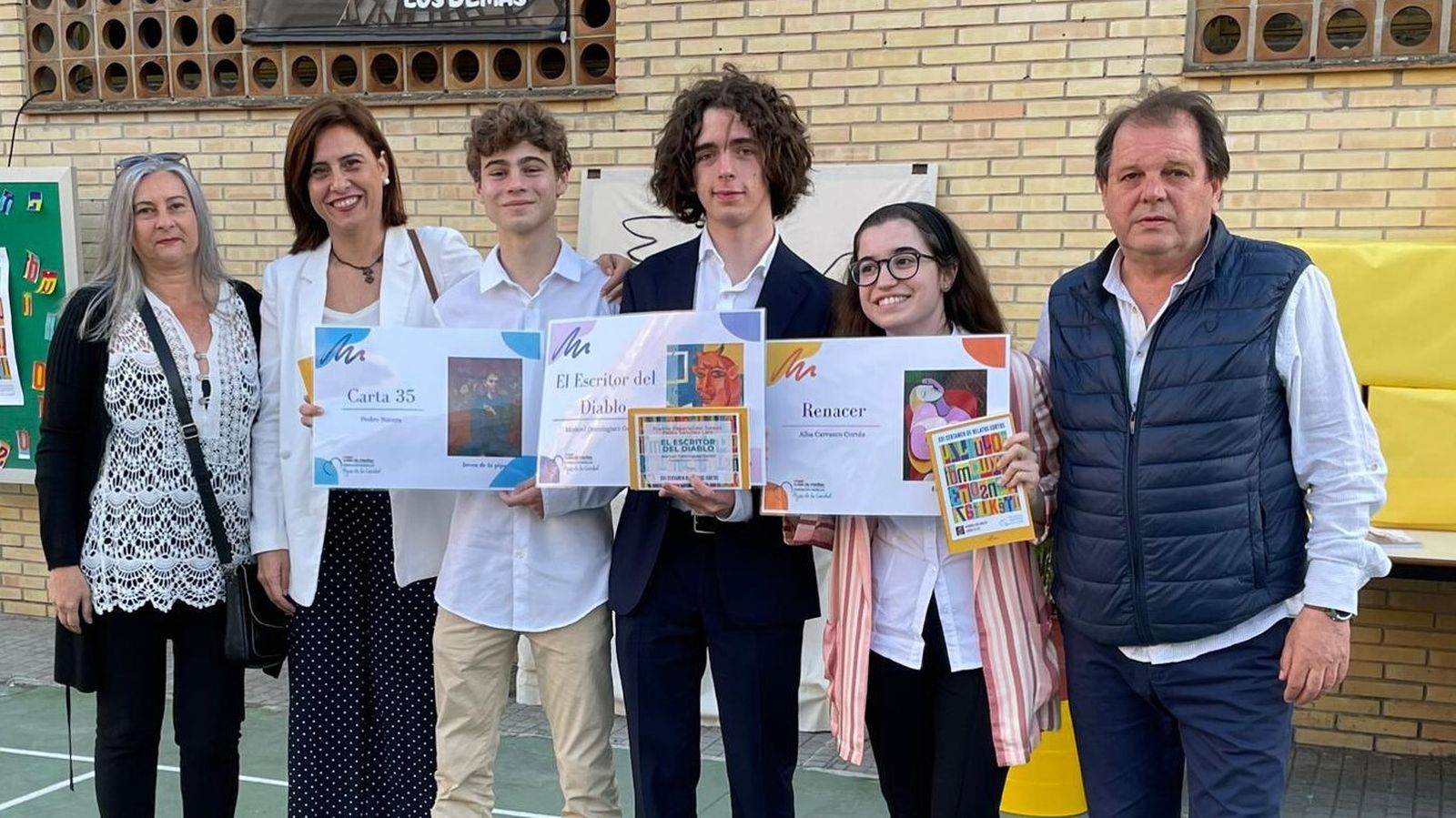 Manuel Domínguez Gento, con Miguel Natera Peromingo y Alba Carrasco Cortés,  junto a profesores del Liceo.