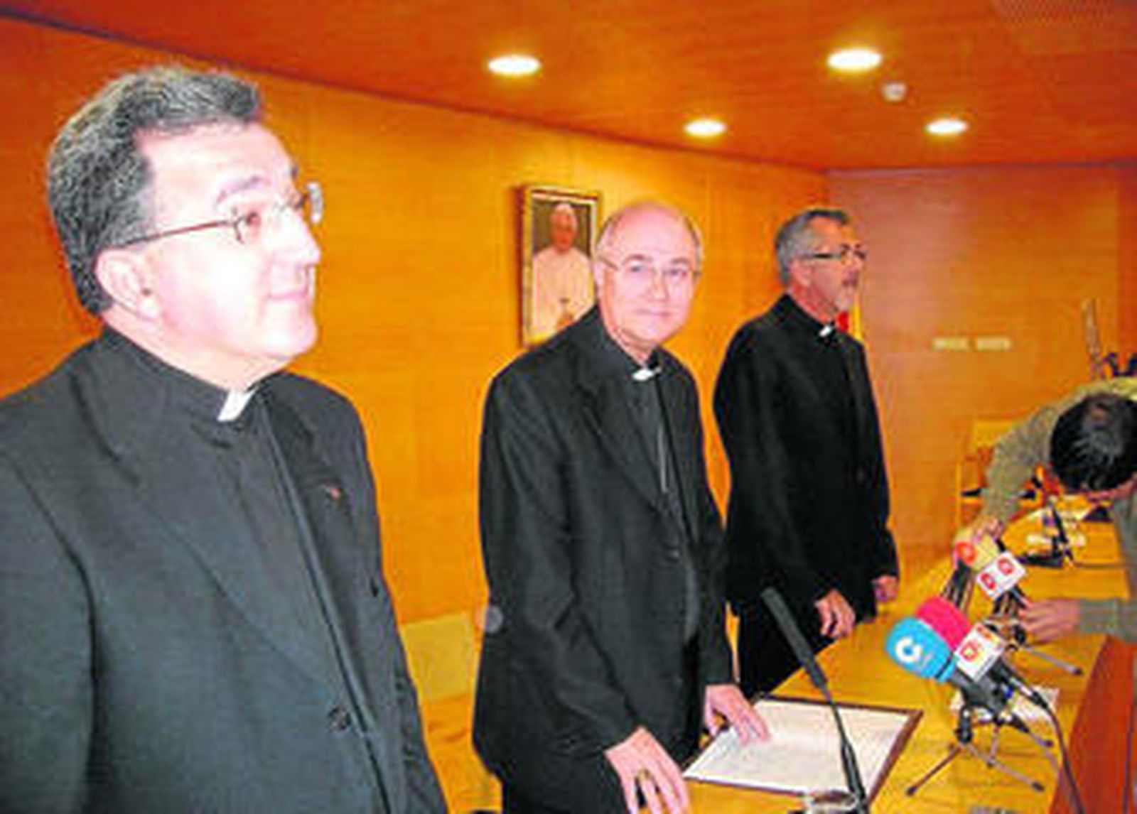 García Beltrán (izda.) durante su presentación como obispo de Guadix.