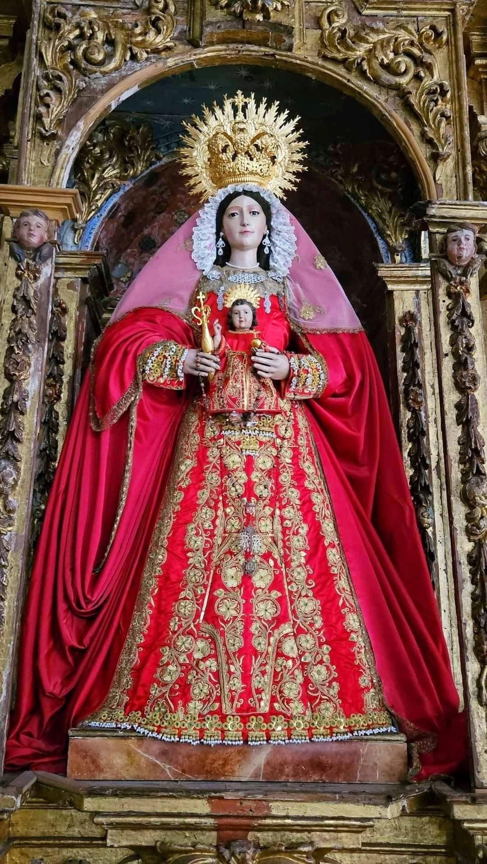 La saya de la Virgen del Rosario, hecha con el traje de luces de José Ortega Cano.