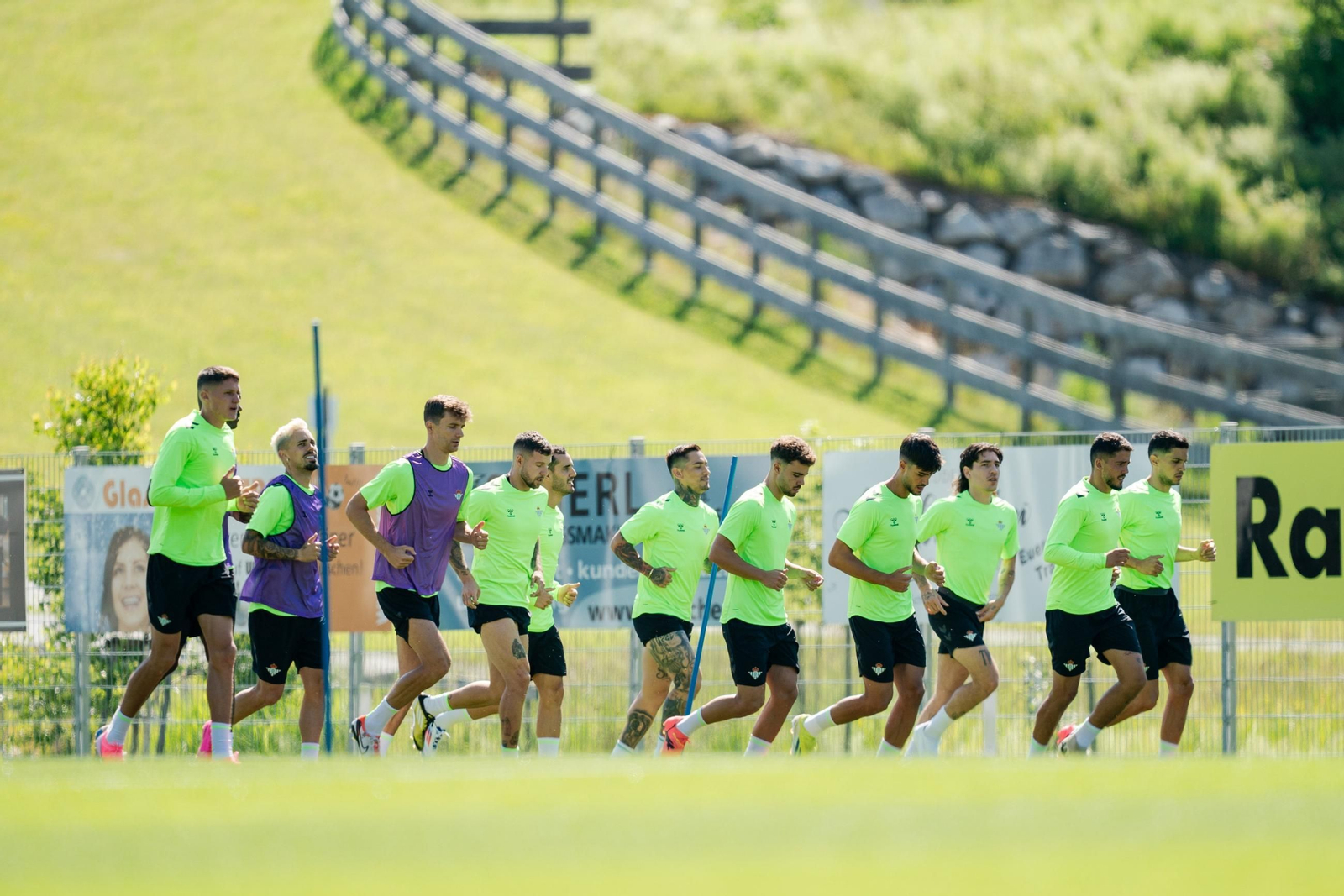 Los jugadores del Betis se ejercitan en Austria.