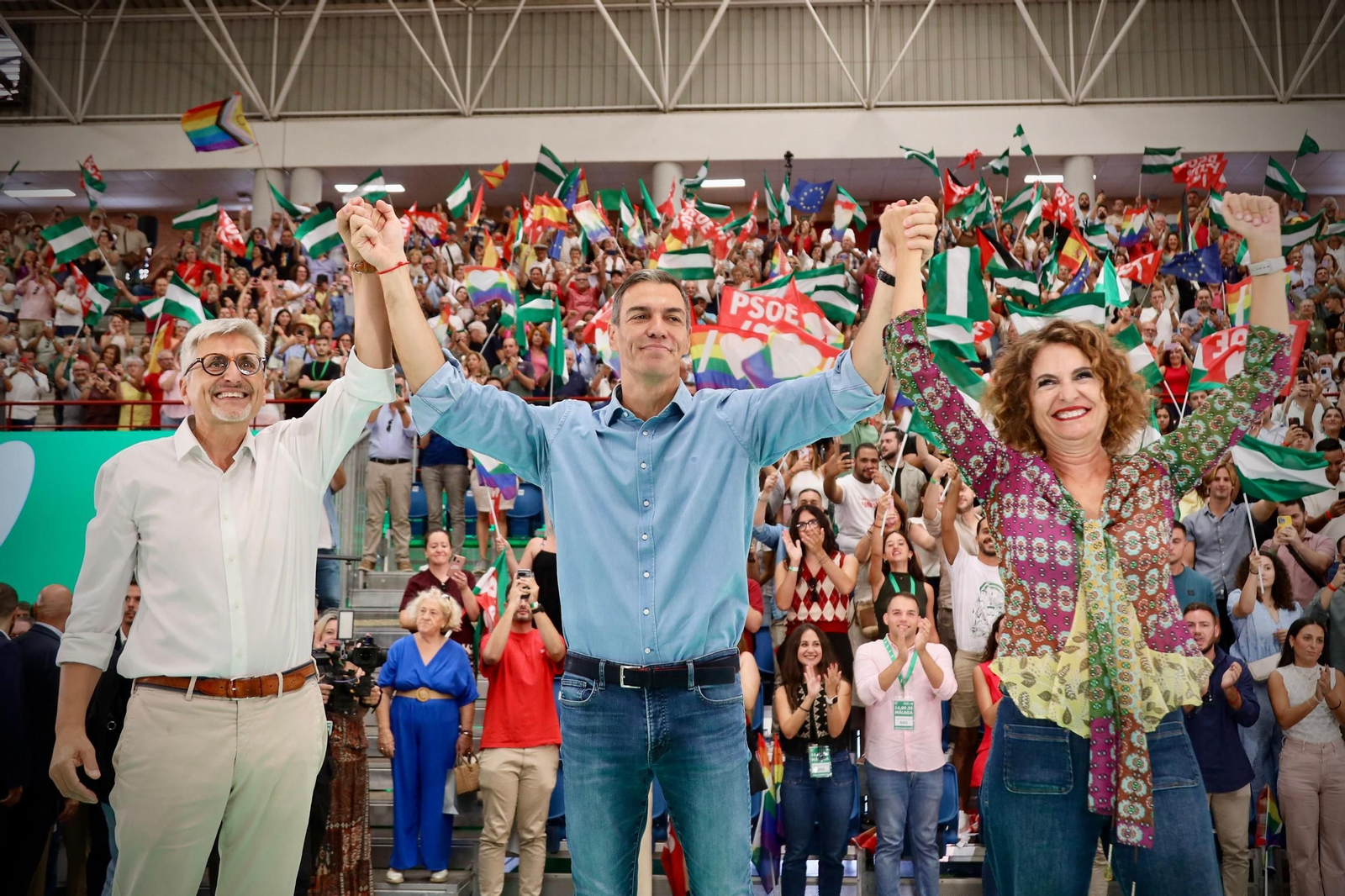 Josele Aguilar, secretario general del PSOE de Málaga; Pedro Sánchez, líder nacional; y María Jesús Montero, andaluza,  este domingo en Málaga.