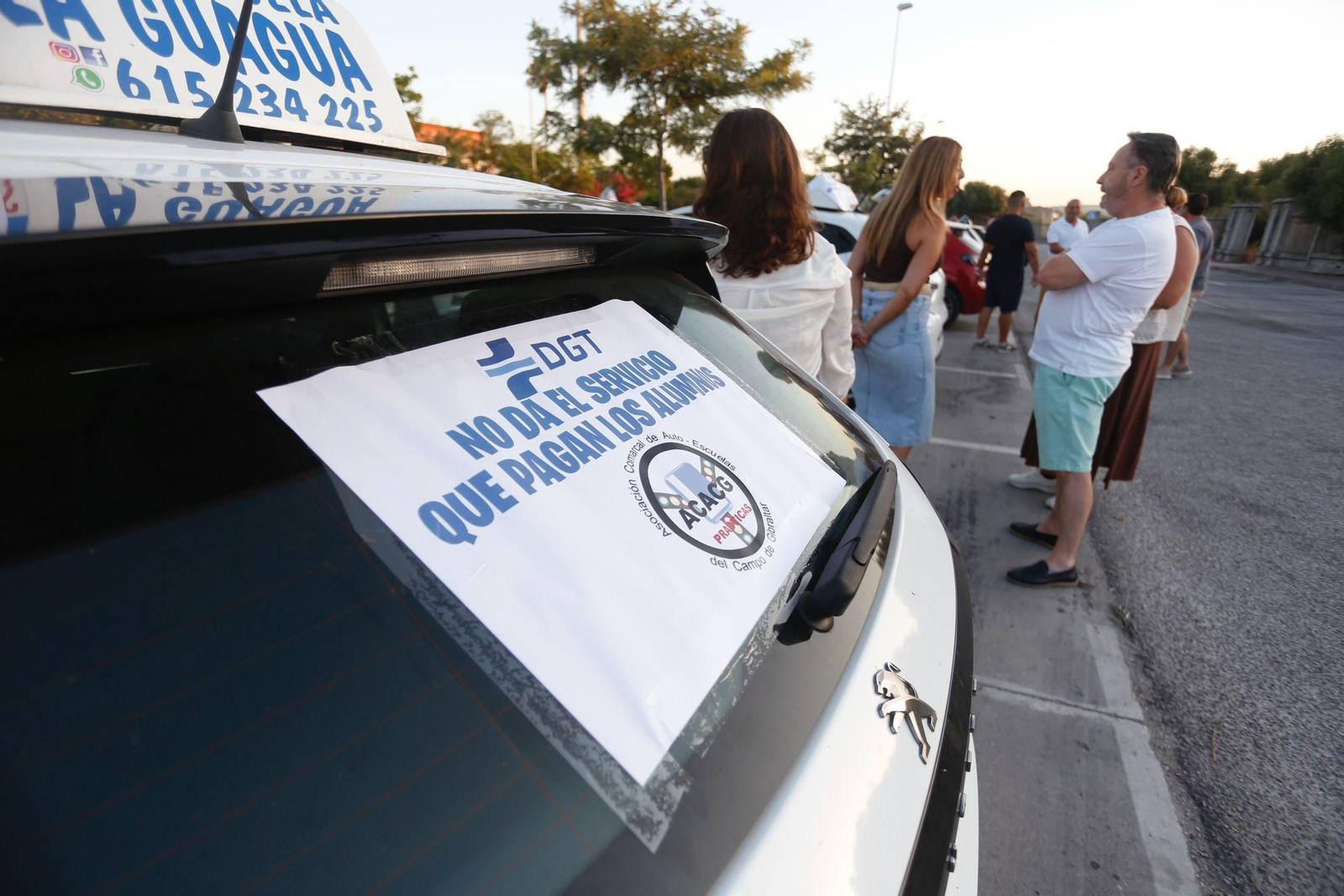 Las autoescuelas del Campo de Gibraltar se movilizan contra la falta de examinadores de la DGT.
