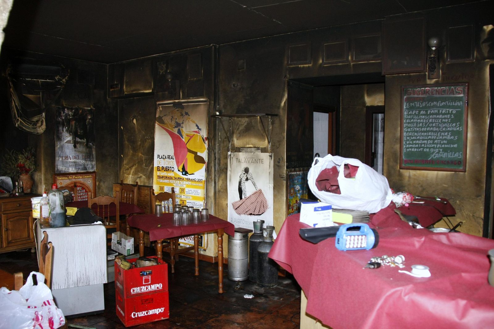 El salón del restaurante Échate pa'yá, situado en la calle Ribera del Marisco, tras el incendio.