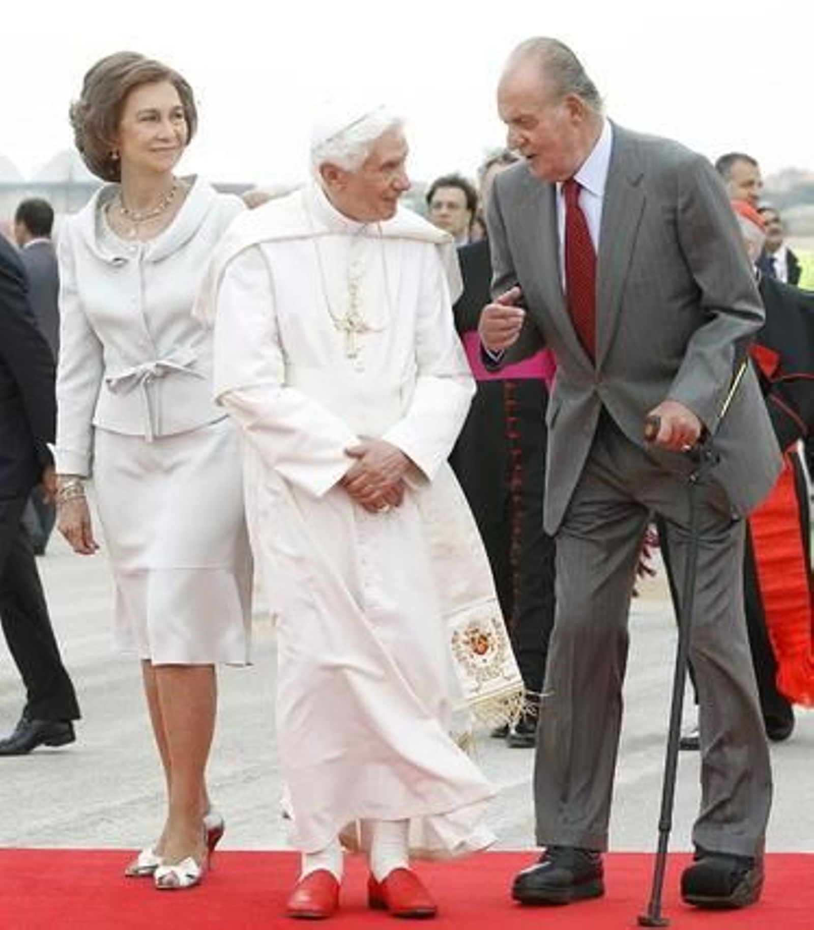 Los Reyes reciben al Papa Benedicto XVI a su llegada al aeropuerto de Barajas.

Foto: efe