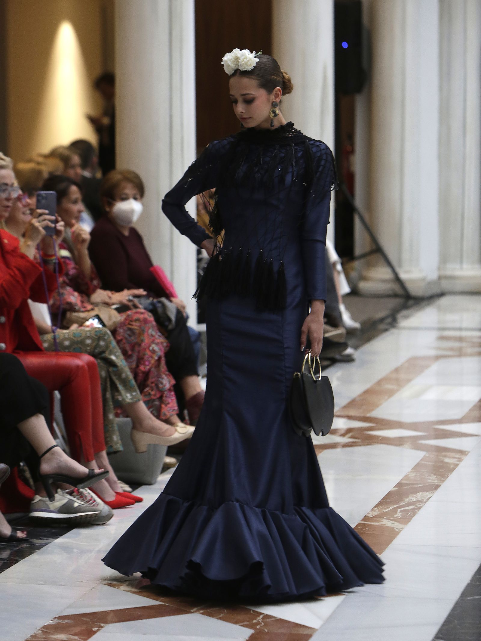 Desfile moda flamenca en las vísperas de la Feria de Abril CaixaBank