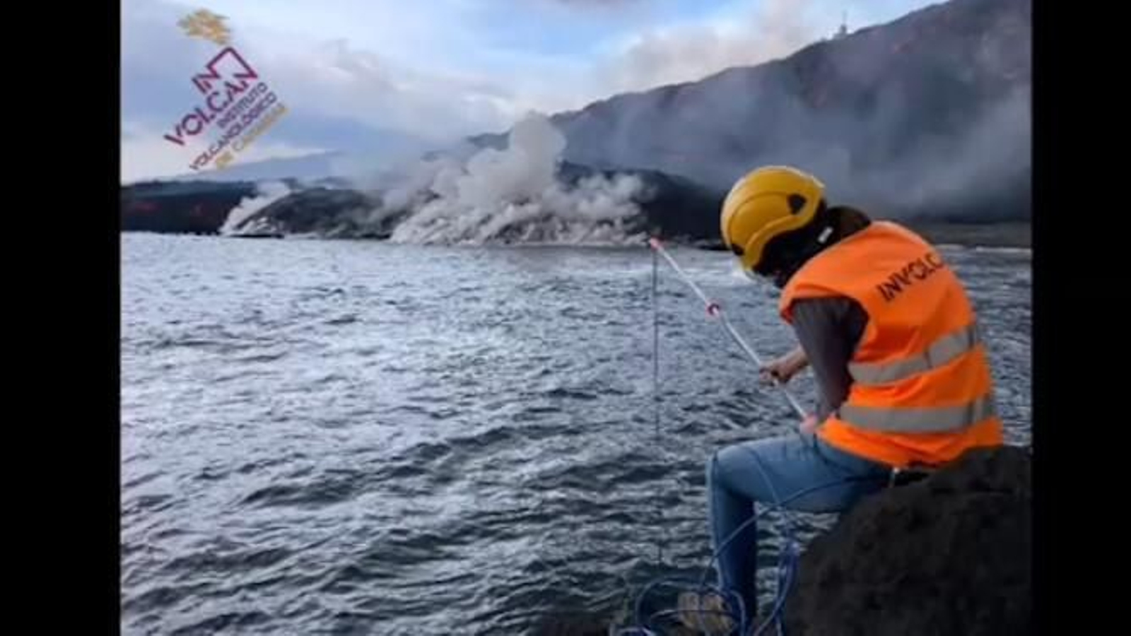 Una técnica grana el sonido de la lava en el mar. Una técnica grana el sonido de la lava en el mar.