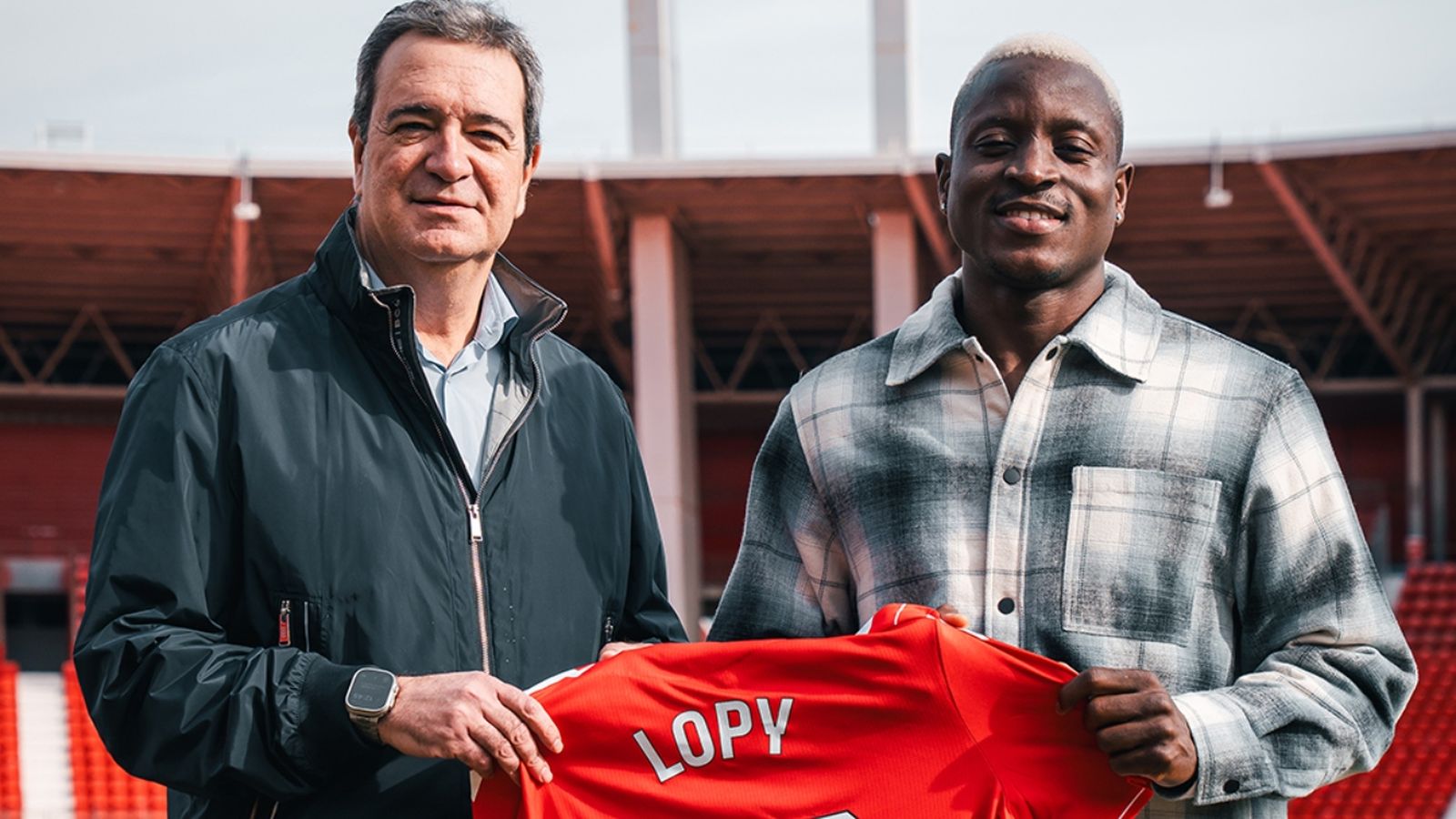 Joaquín Fernández, oftalmólogo almeriense, junto con Dion Lopy.