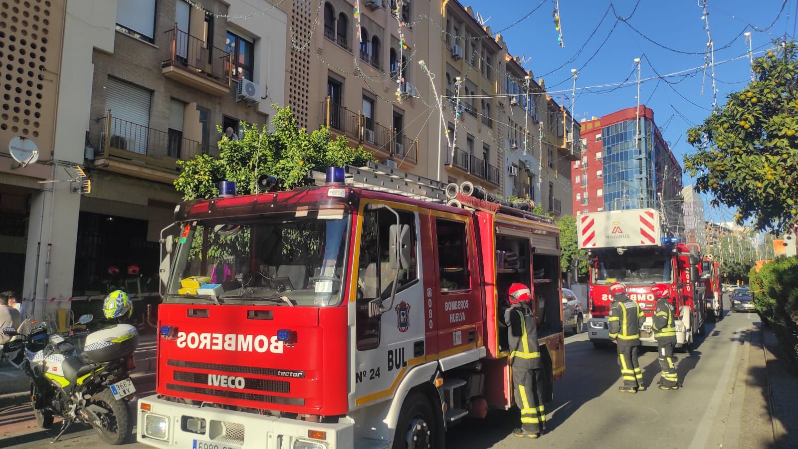 Los bomberos en el lugar de los hechos.
