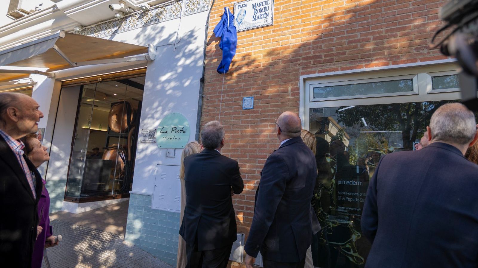 Momento en el que se descubre la placa.