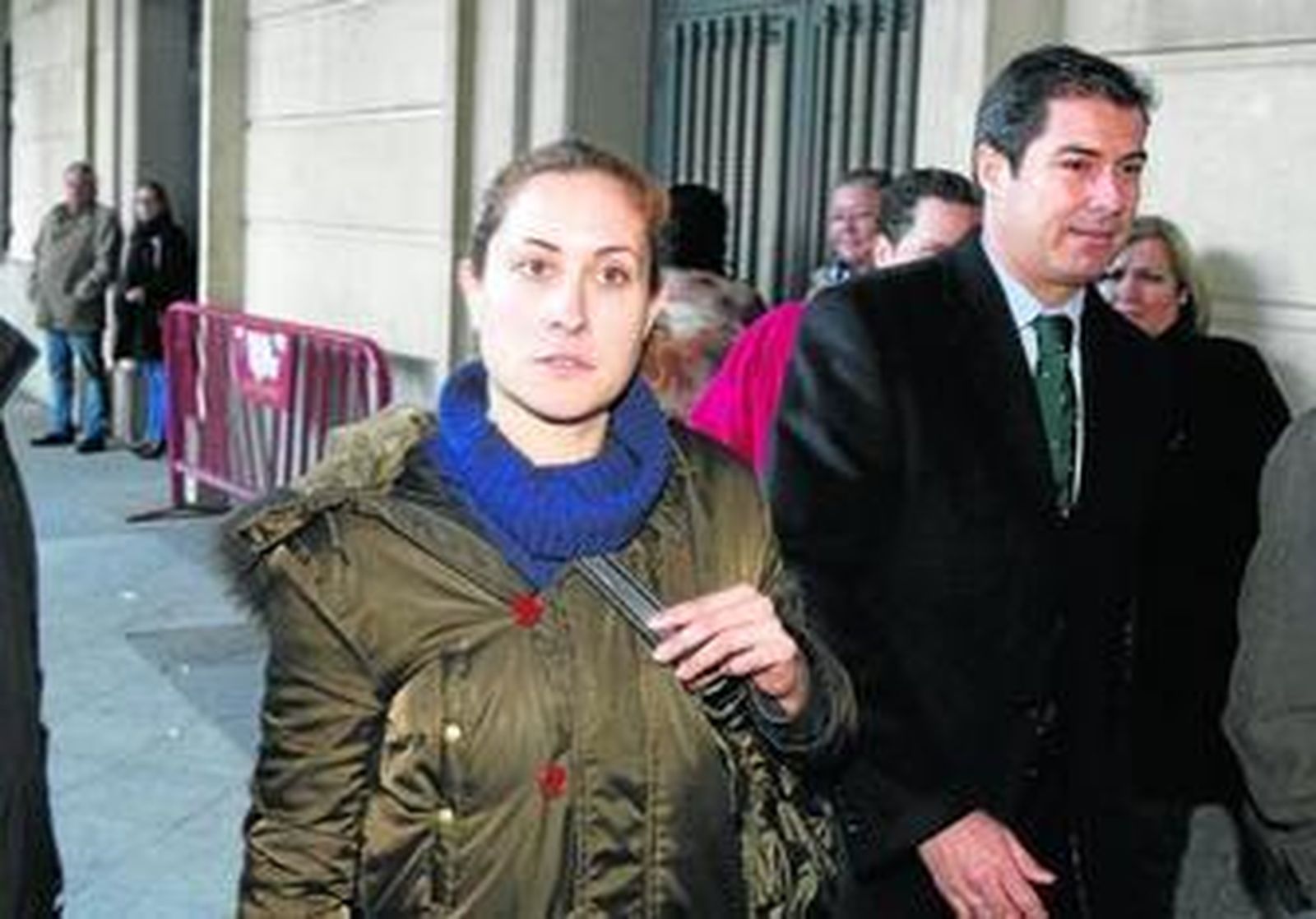 La ex directora de Proyectos de Mercasevilla Regla Pereira, ayer con su abogado, Carlos Galán, en los juzgados antes de declarar ante la juez.