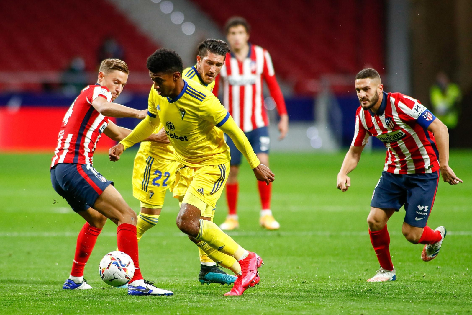 Lozano trata de marcharse de Llorente.