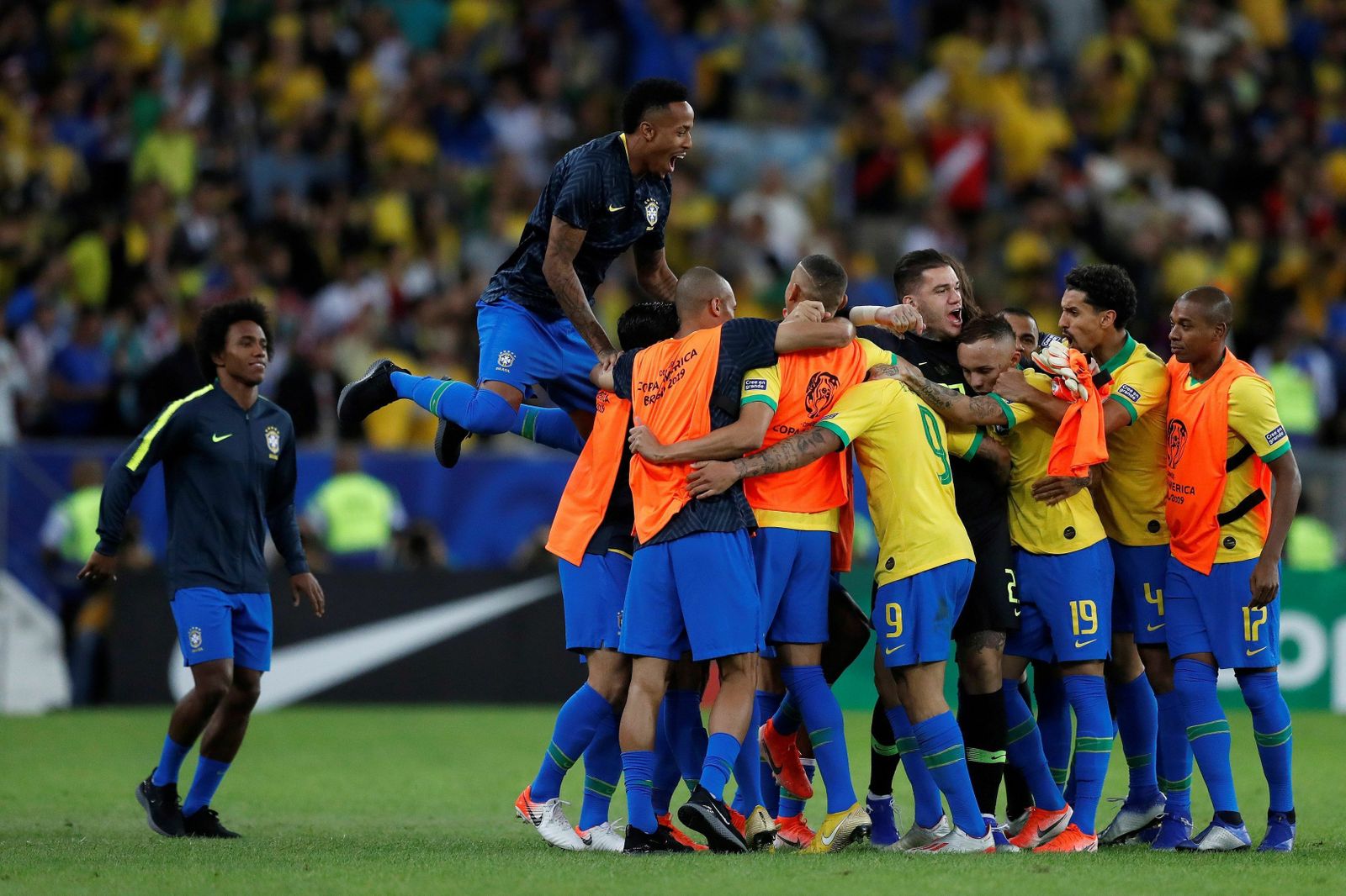 La selección de Brasil forma una piña para celebrar uno de sus tres goles en la final de la Copa América.