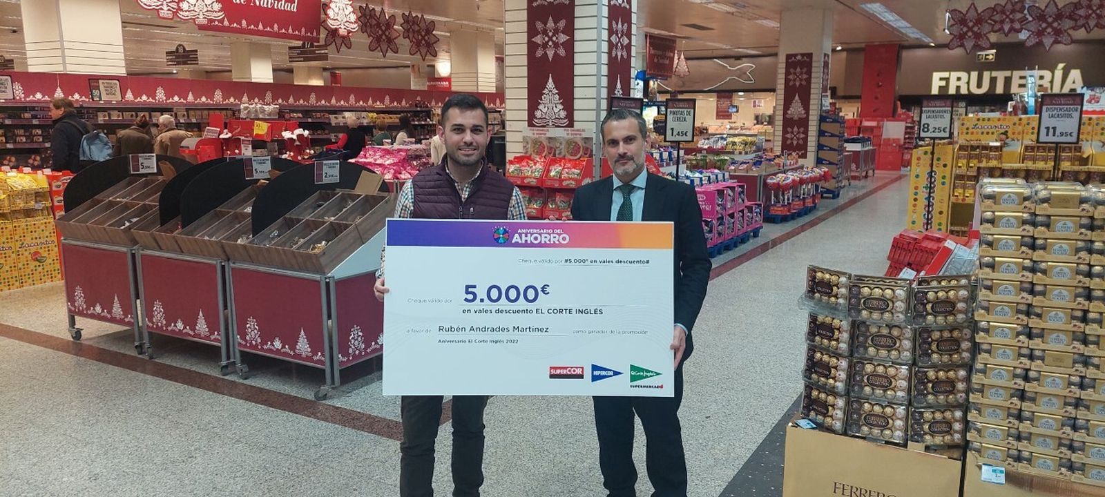 El responsable de Hipercor en Cádiz, Ricardo Collantes, entrega el cheque a Rubén Andrades.