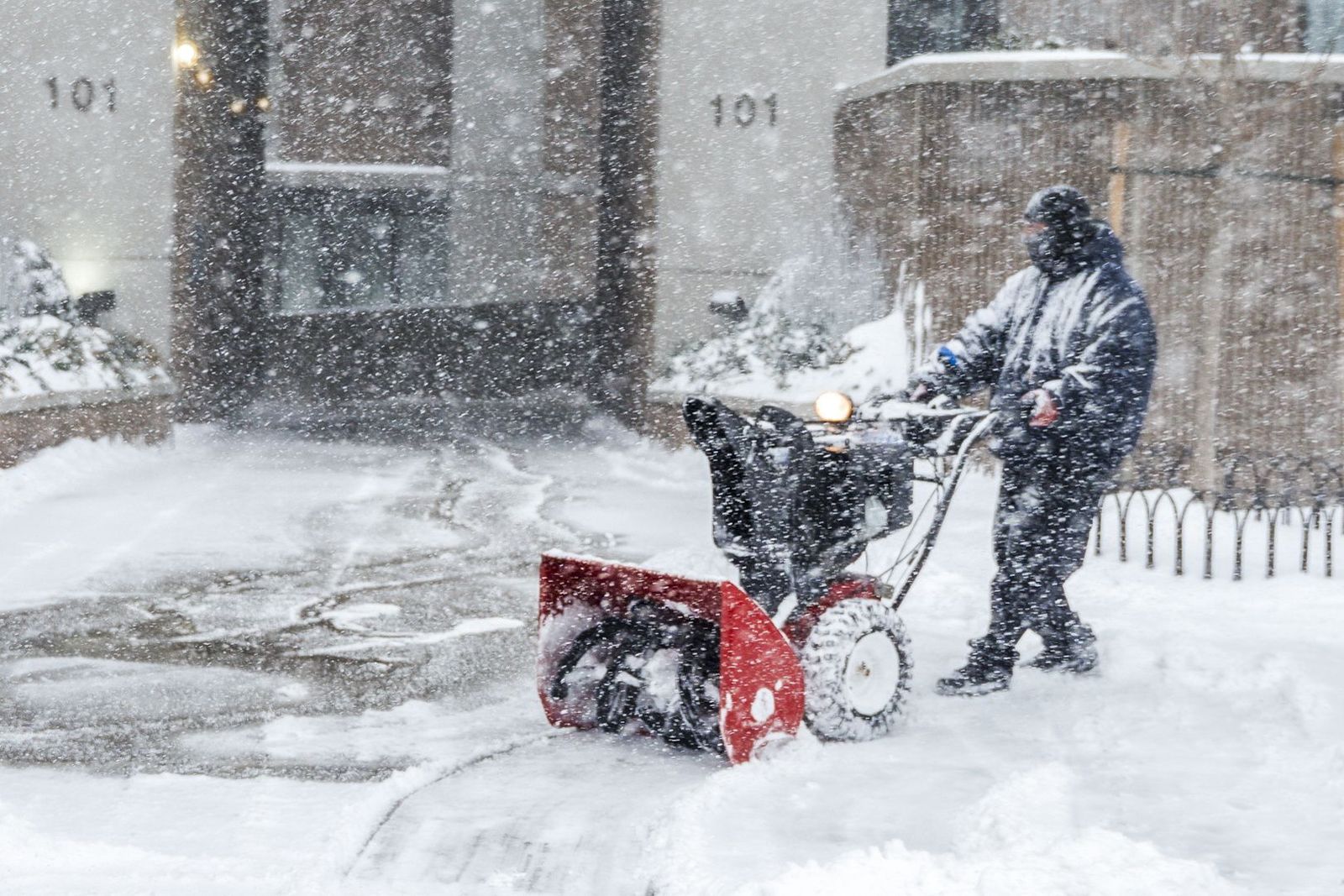 Las gélidas y blancas imágenes que deja la tormenta monstruosa en los EEUU