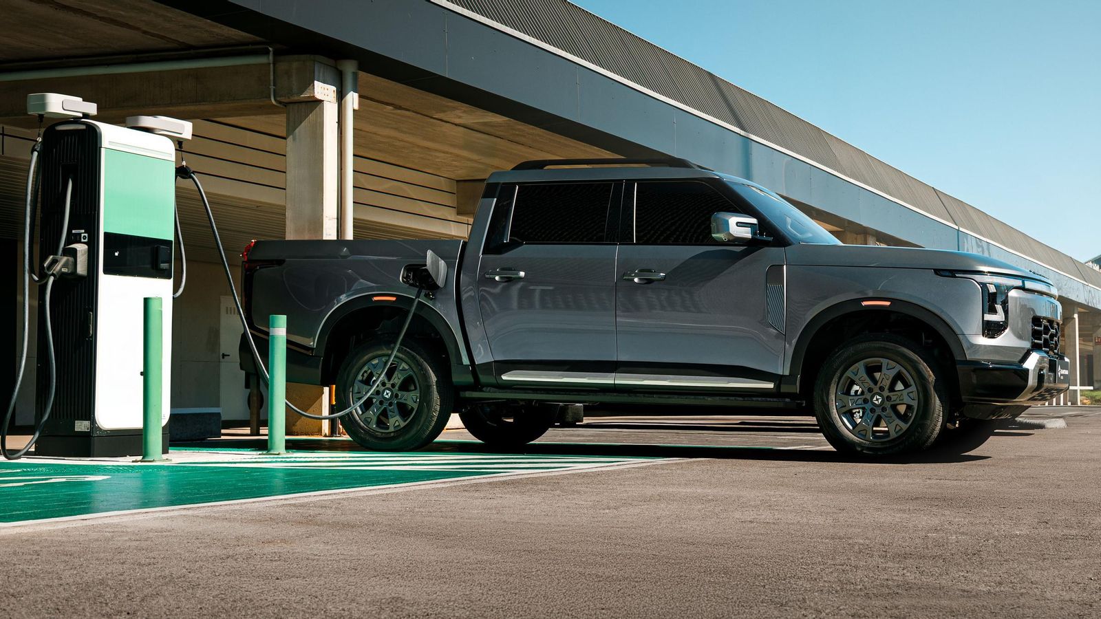 El sistema híbrido enchufable sitúa a este pick-up en un subsegmento en el que hoy sólo se encuentra con el Ranger PHEV. La batería de 32 kWh del 400 puede cargarse tanto con corriente alterna y hasta 6,6 kW, como con continua usando 60.