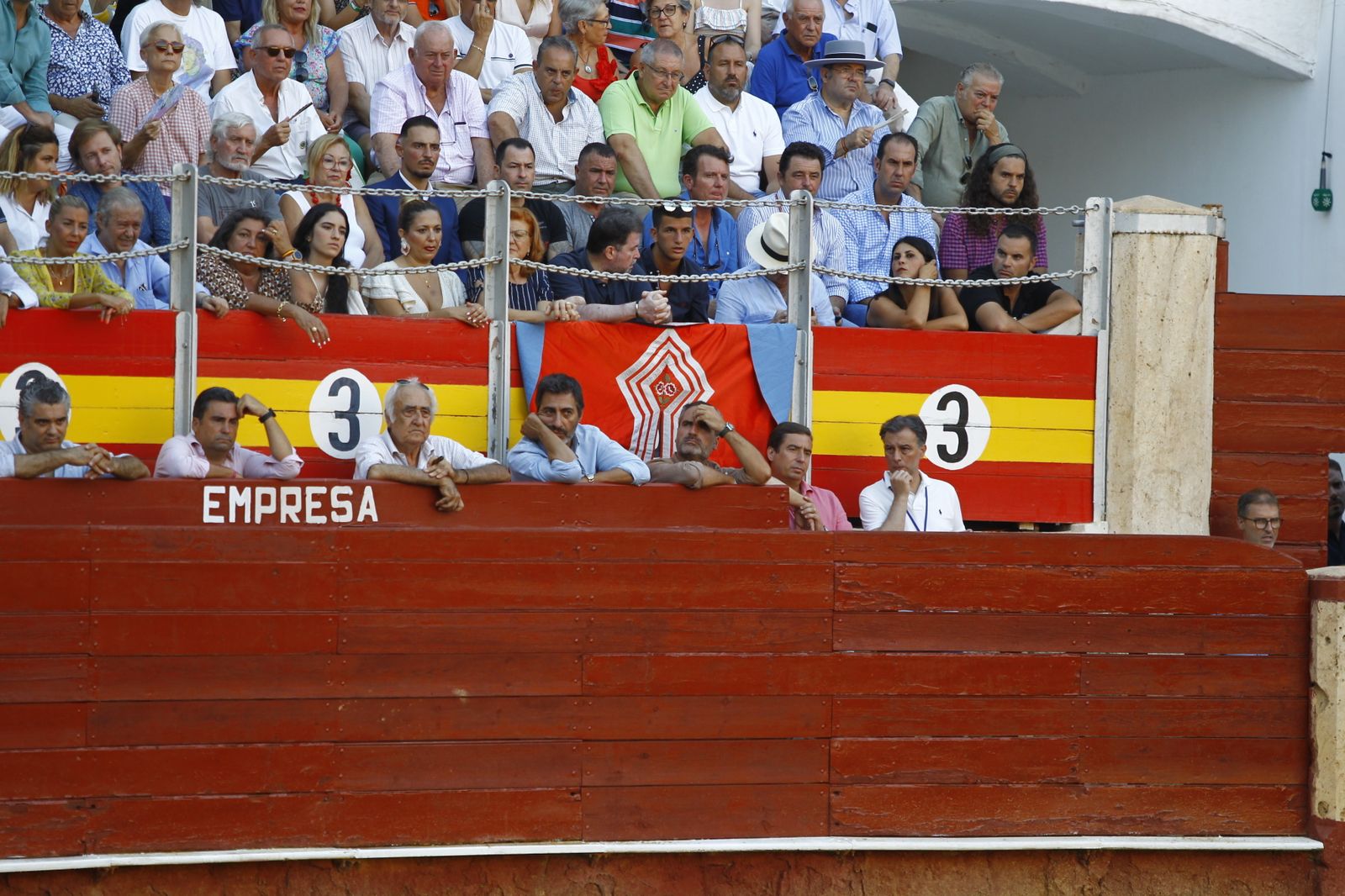 Imágenes del 'ambiente' en la corrida de toros de la Feria de Almería, con los diestros Morante de la Puebla, El Juli y Tomás Rufo
