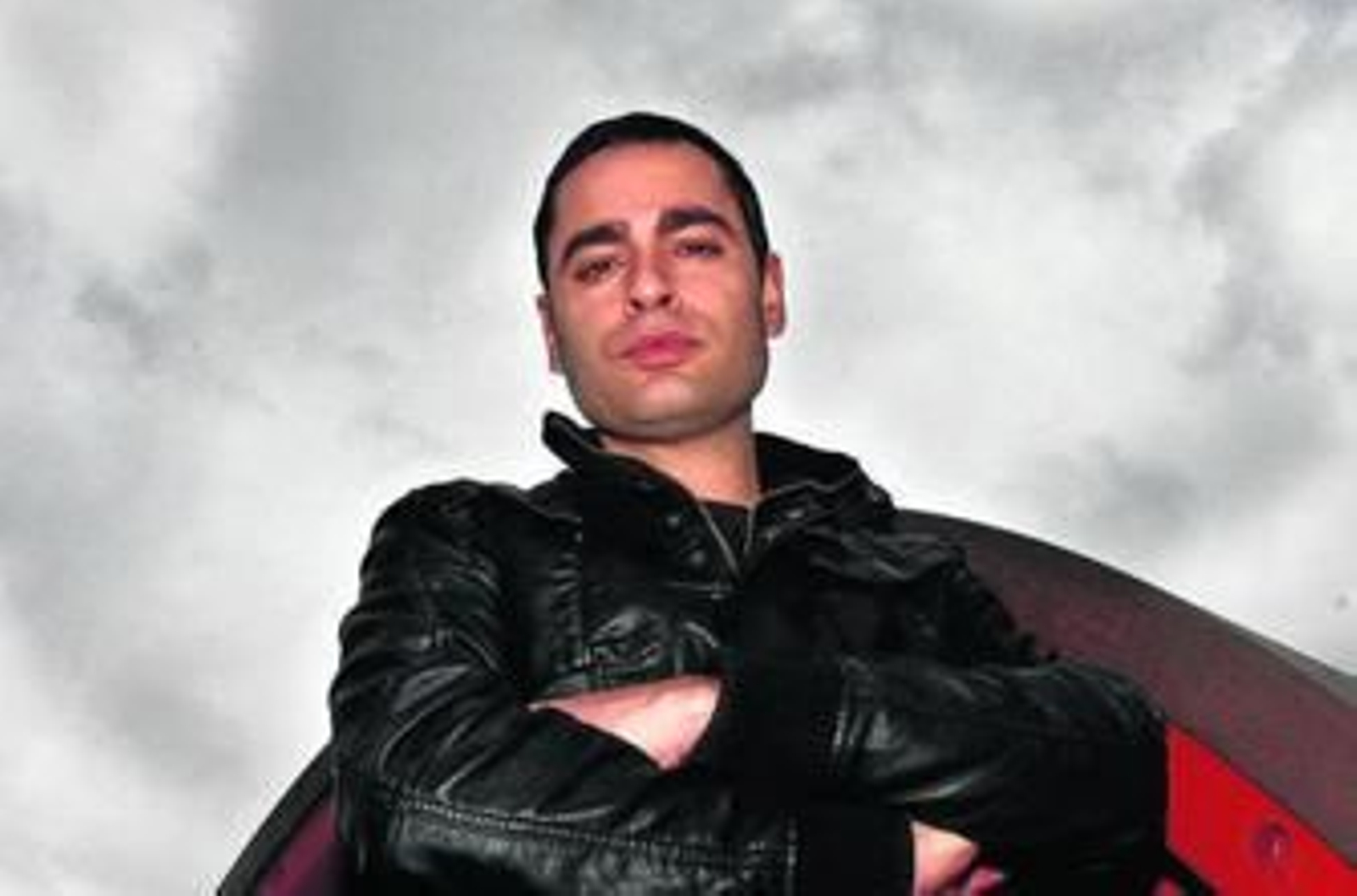 1. José Luis Sánchez Maldonado estrena hoy su primer largometraje, tras realizar los tres cortos 'Occidente', 'Padre' y 'Jonathan Bender' FOTO: María de la Cruz / 2. Una escena de la película para la que se ha documentado durante cuatro años.