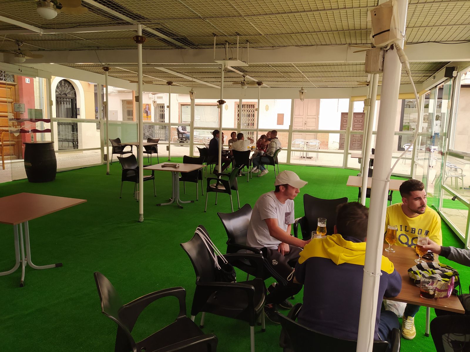 Terraza en el restaurante El Primero de la Mañana, en Baena.