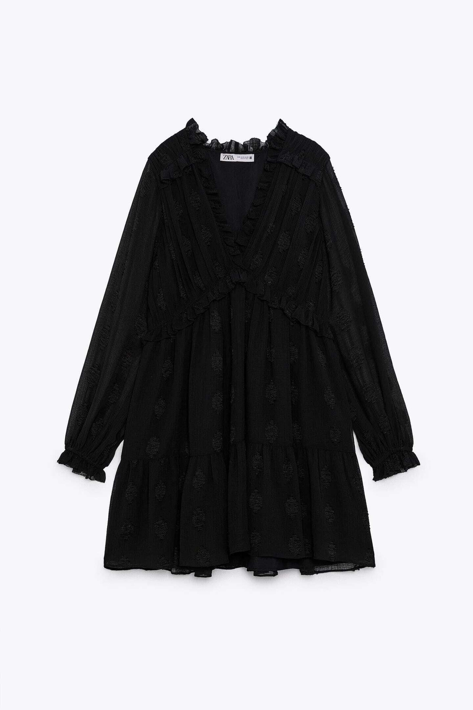 Vestido negro con volantes de Zara.