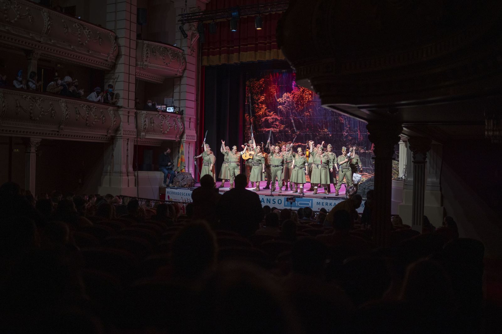 Imágenes de la actuación de la comparsa de Punta Umbría 'Las intrépidas' en el Carnaval Colombino