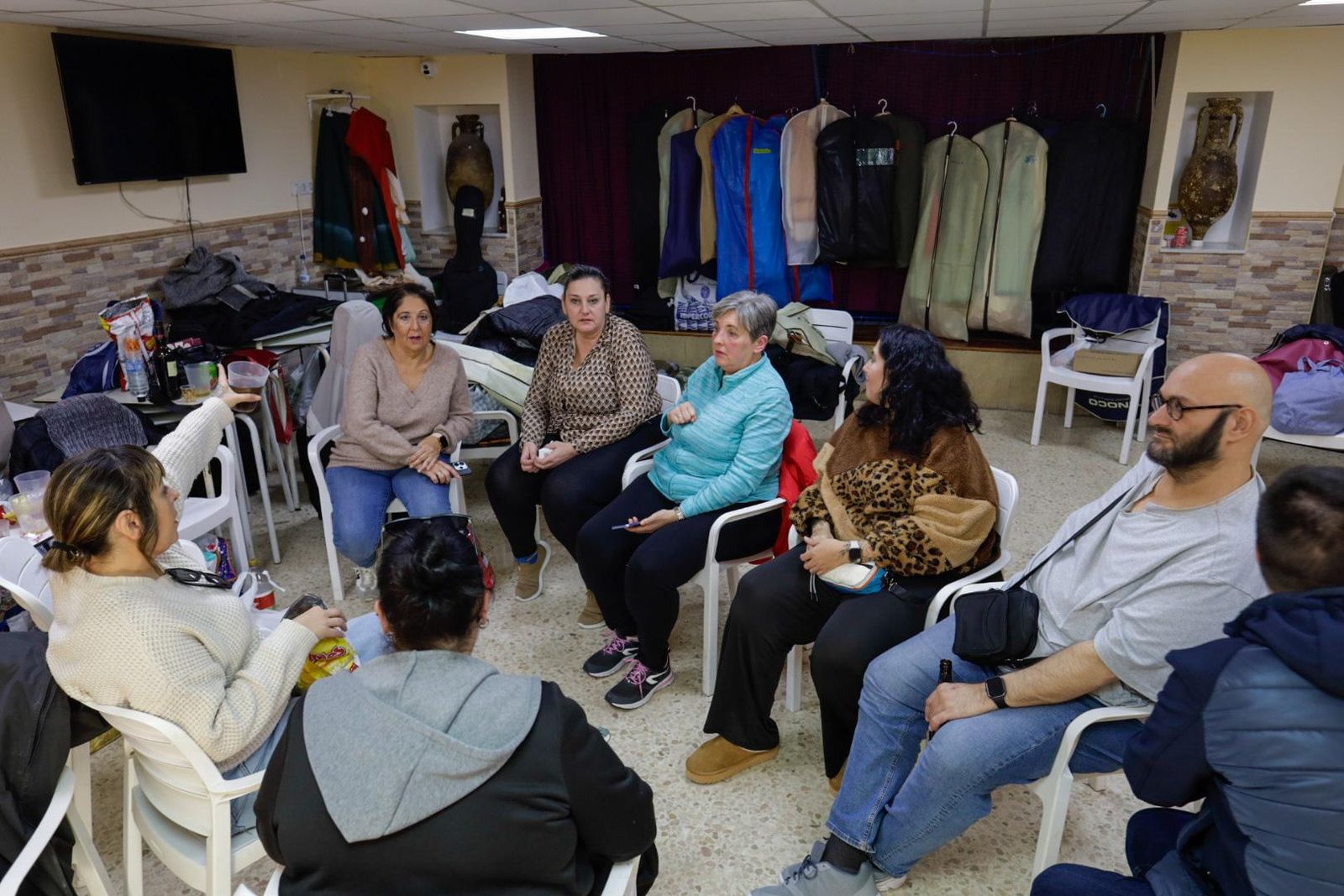 Componentes del coro 'La marinera' en el Club Caleta después de conocerse la suspensión de la función.