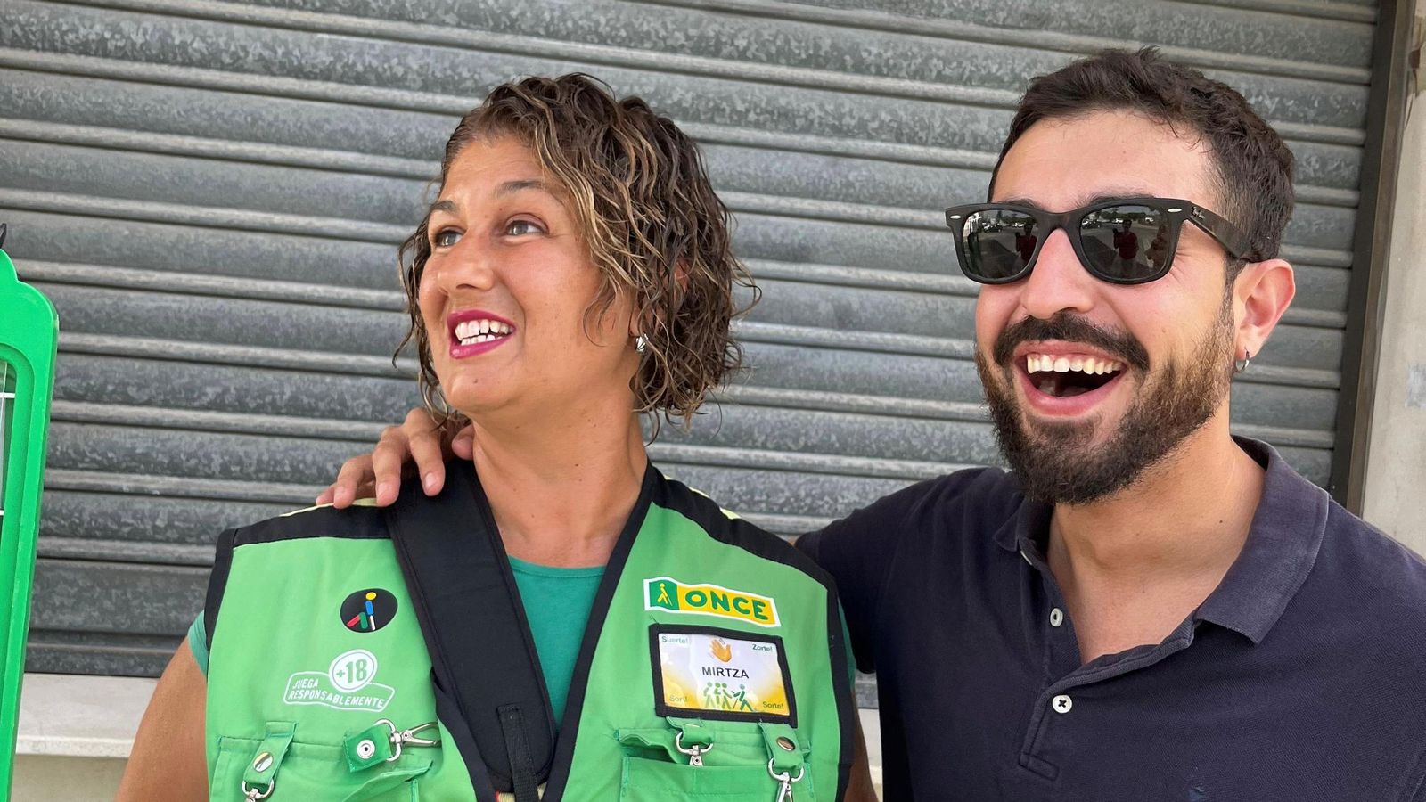 El periodista Manu Sola, junto a Mirtza Hernández, protagonista del reportaje.