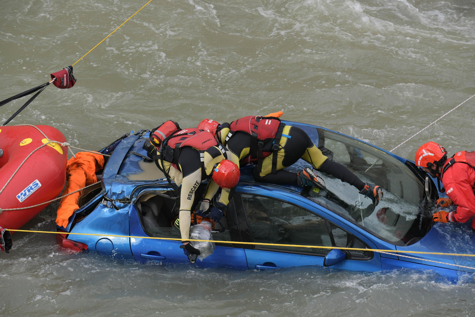 Fotos: Las mejores imágenes del simulacro de rescate de un coche accidentado en el río Genil de Granada