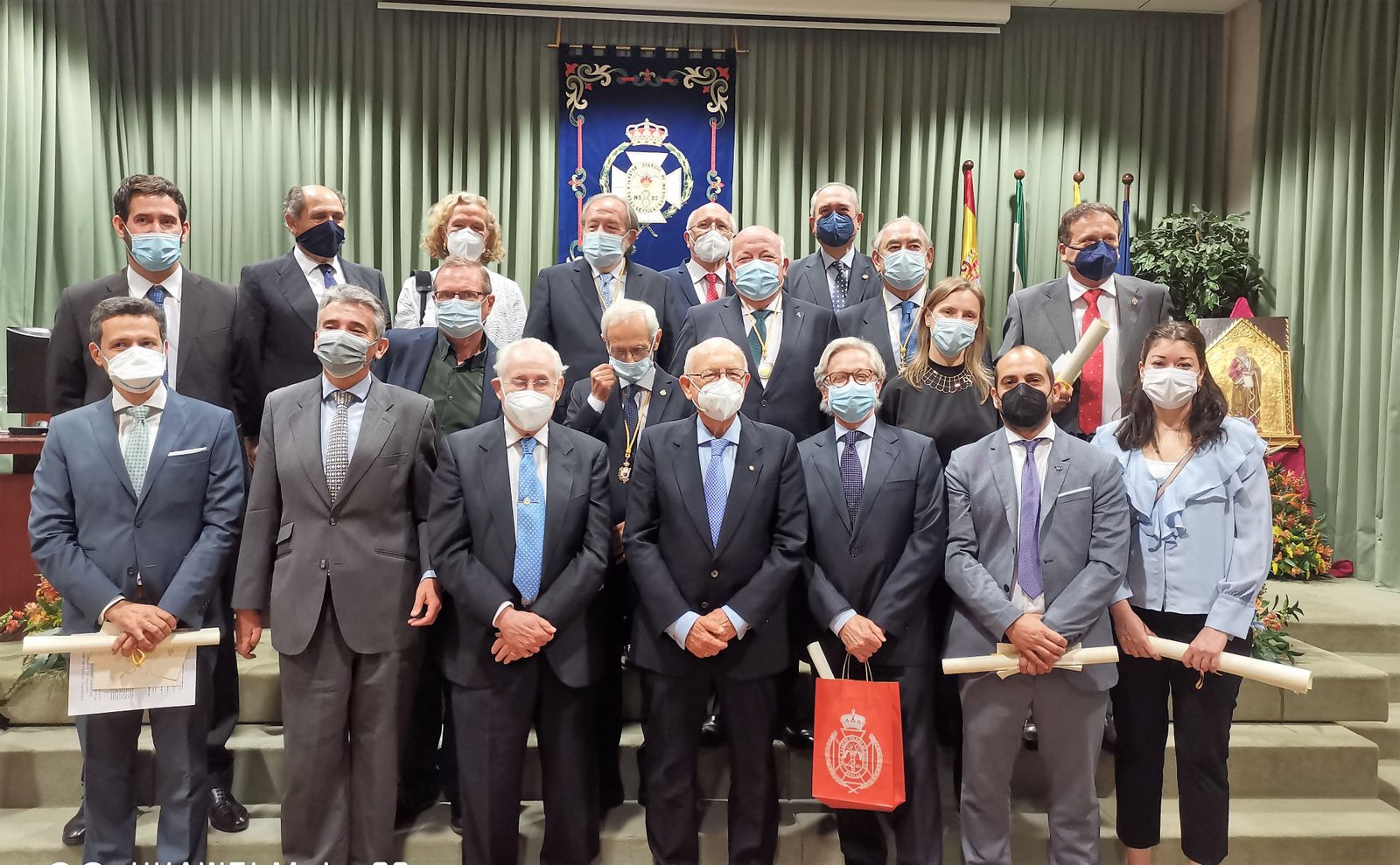 Foto de familia de todos los premiados en el acto celebrado en el Colegio de Médicos de Sevilla.