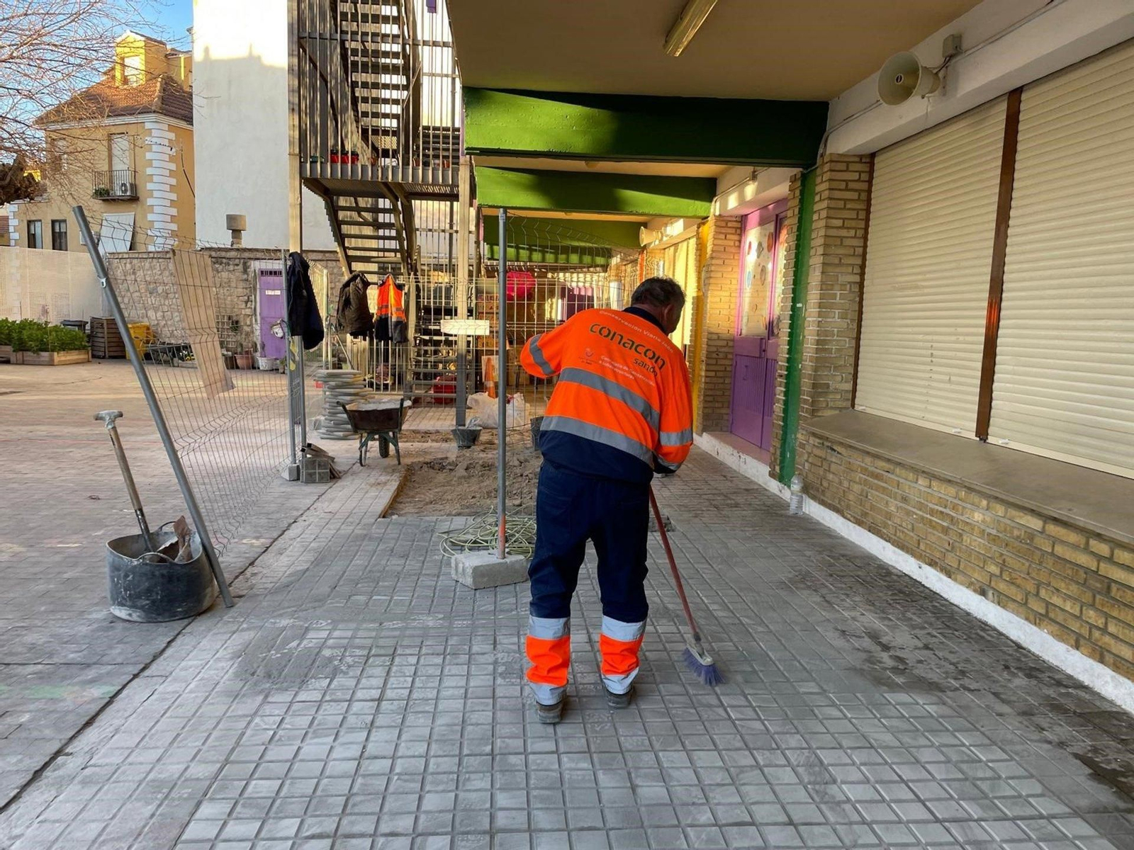 Imagen del mantenimiento de los colegios públicos de Jaén.