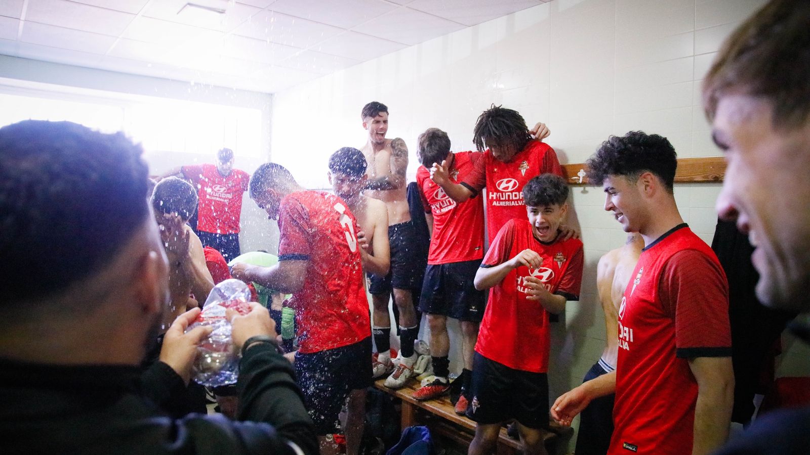 Los jugadores cañaeros celebran una de las victorias de la temporada.