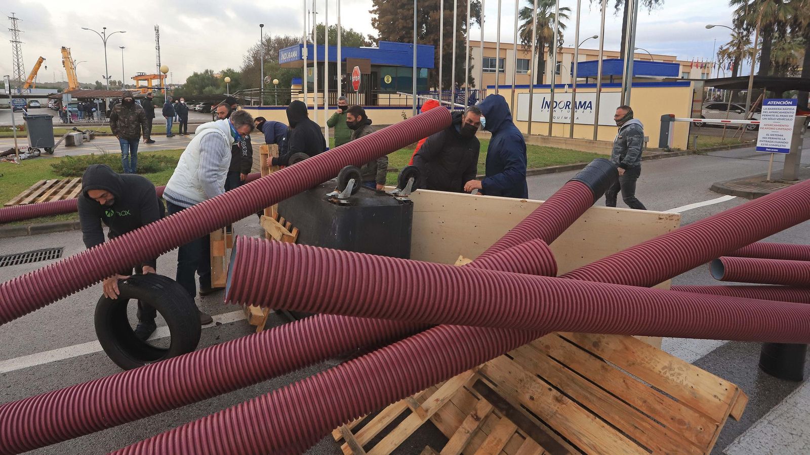 Un piquete ante la planta de Indorama en San Roque, en la huelga de 2021.