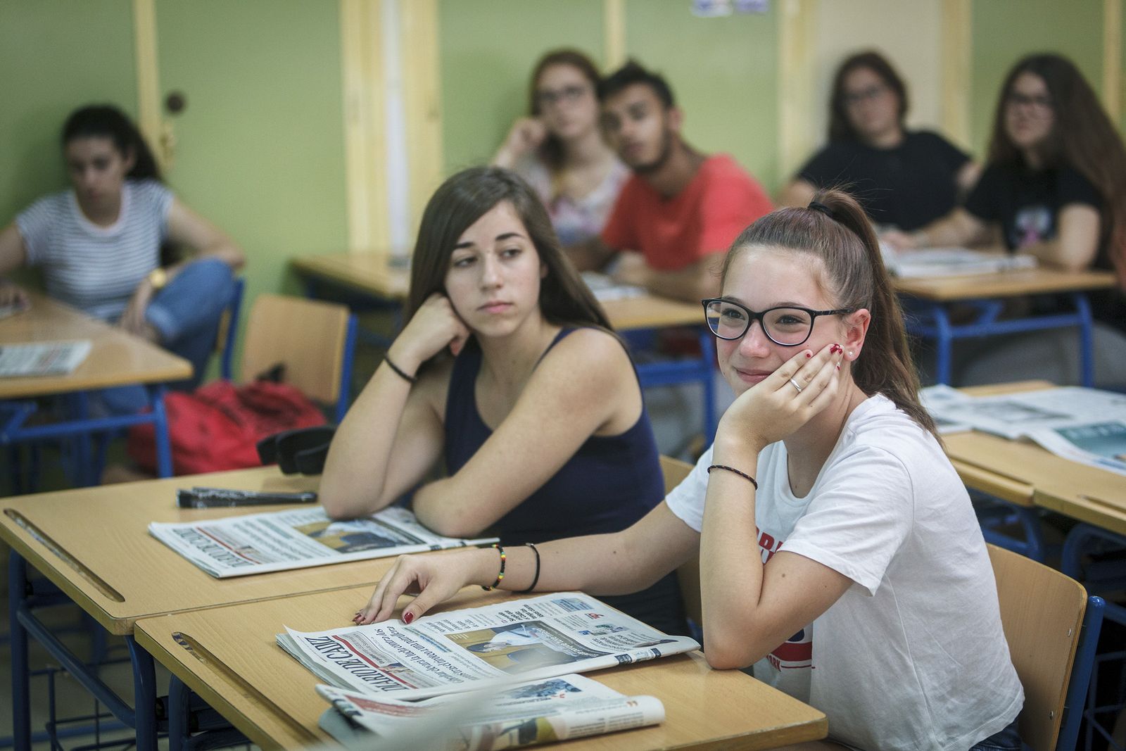 Iván Teimil, profesor de Filosofía, con sus alumnos de Bachillerato ante los periódicos en el Instituto Fernando Aguilar Quignon, antiguo Bahía de Cádiz, en Telegrafía sin Hilos.