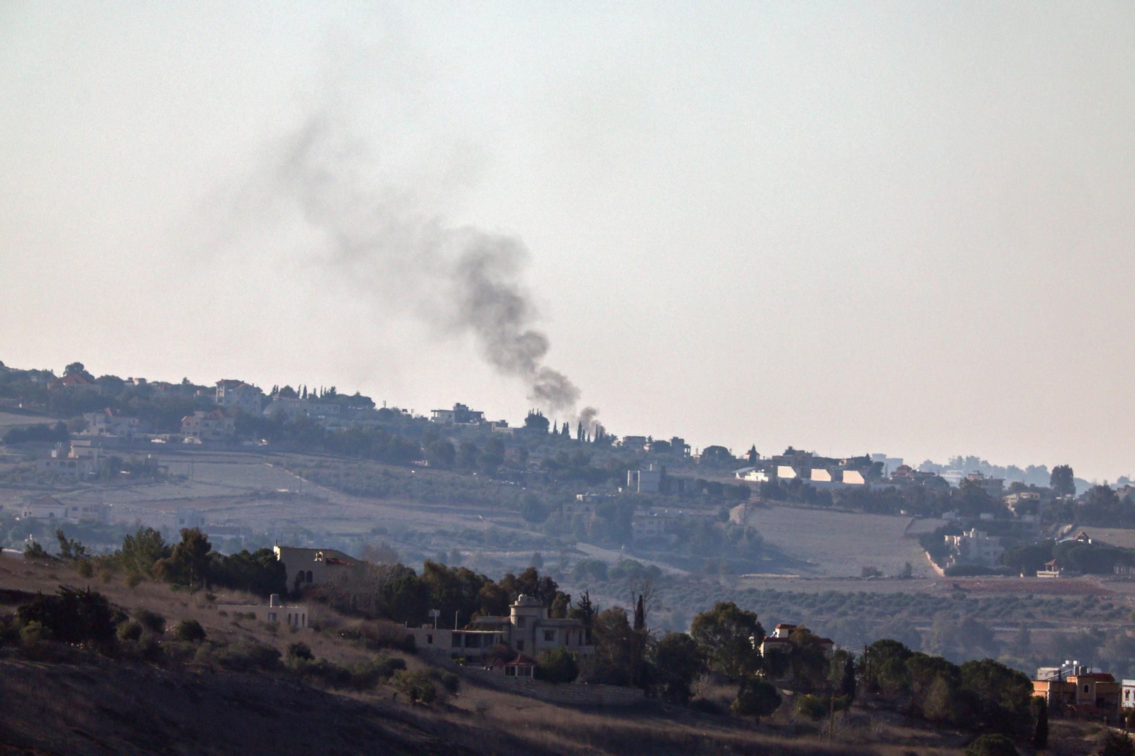 Columna de humo tras un ataque del Ejército israelí al sur del Líbano. Columna de humo tras un ataque del Ejército israelí al sur del Líbano.
