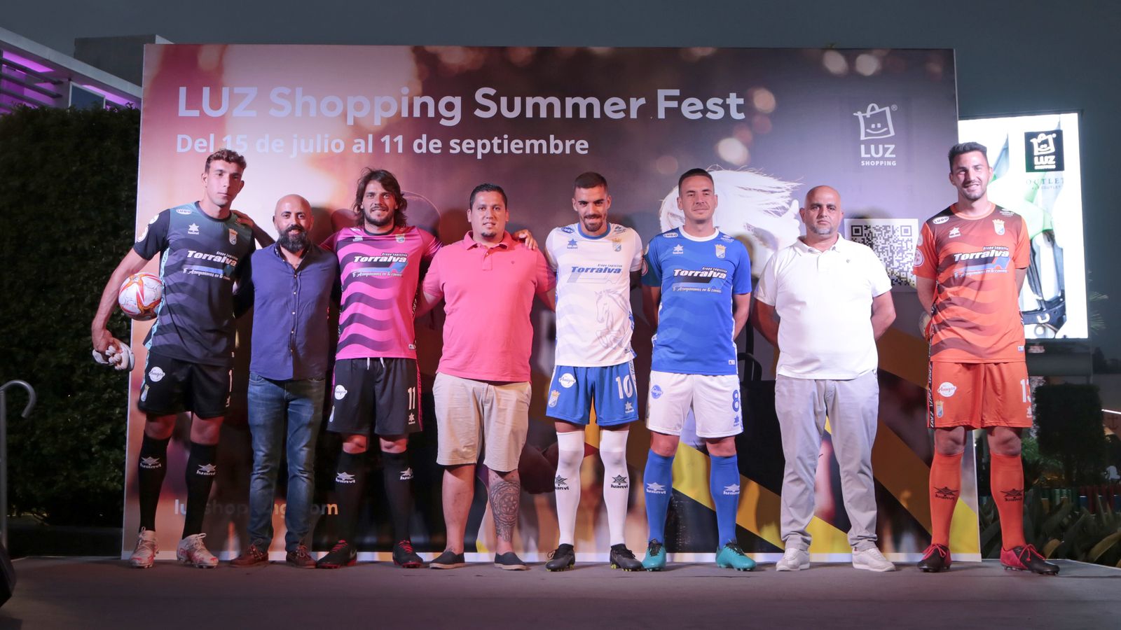 Imágenes de la presentación de las nuevas camisetas del Xerez CD en Luz Shopping