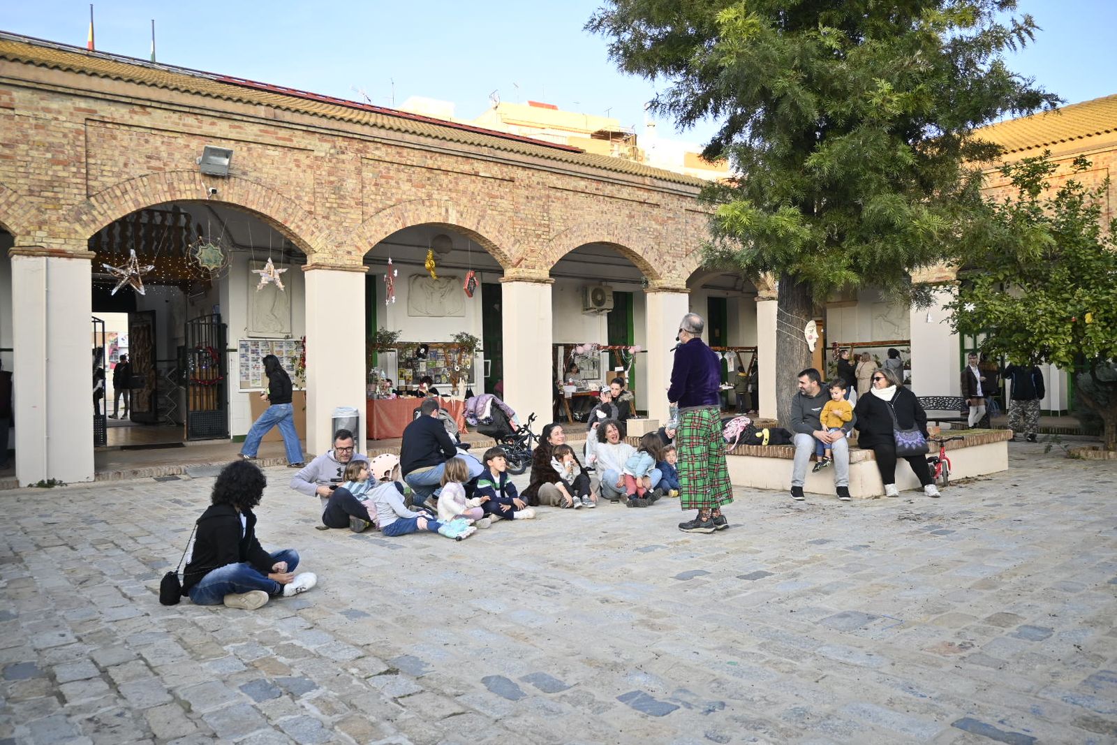 Imágenes del tradicional mercadillo de navidad de la escuela de arte León Ortega