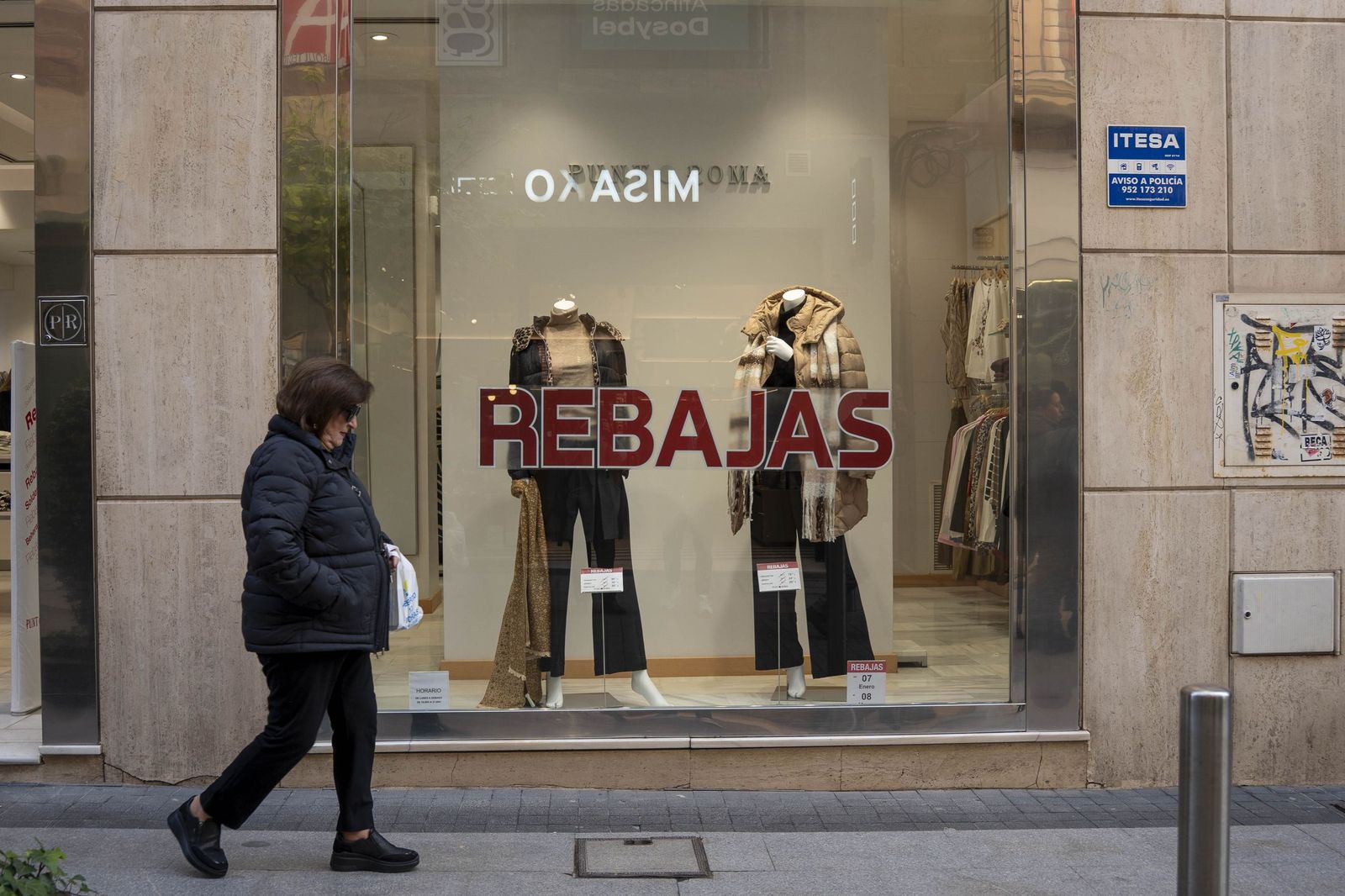 El comienzo de la campaña de rebajas en Almería, en imágenes