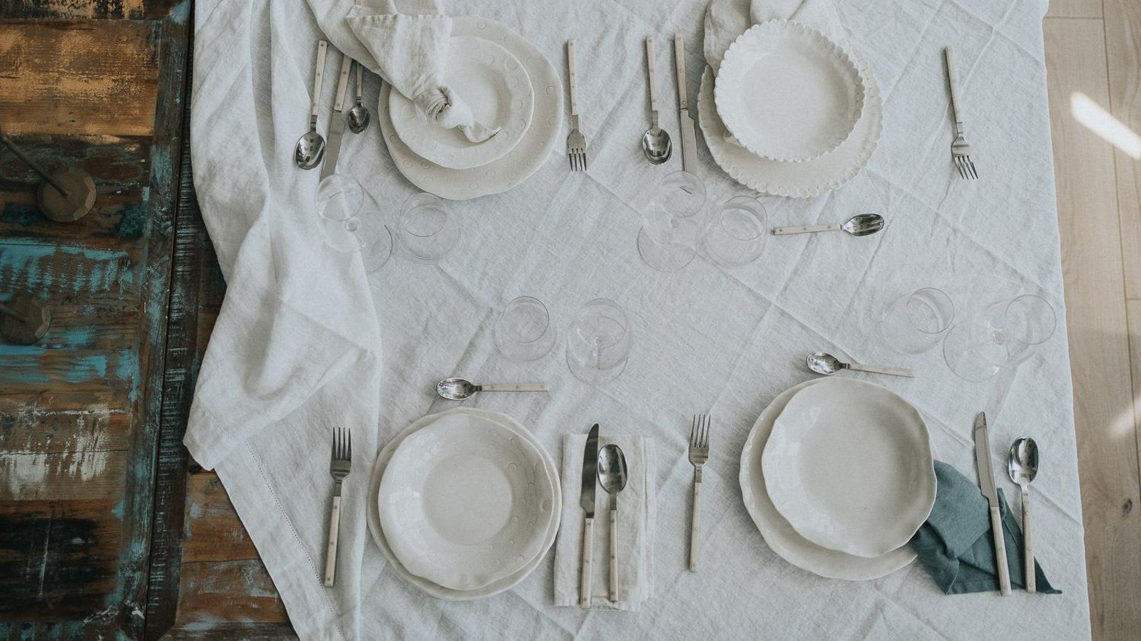 Una de las propuestas vintage de las vajillas hechas a mano de Porcelana Closet.