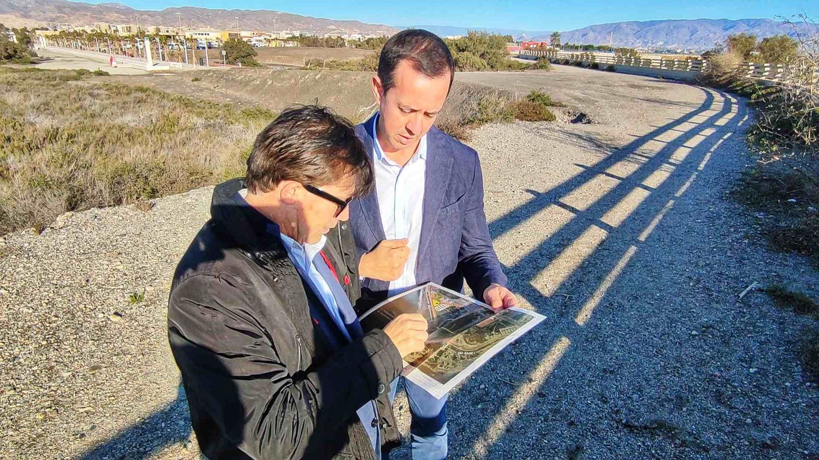 El subdelegado visita la desembocadura del Andarax.