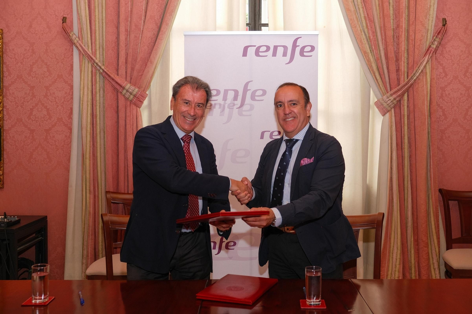 El director de Área de Negocio de Alta Velocidad y Servicios Comerciales de Renfe, Francisco Arteaga, y el delegado del Área de Economía, Comercio y Turismo de Sevilla, Francisco Javier Páez.